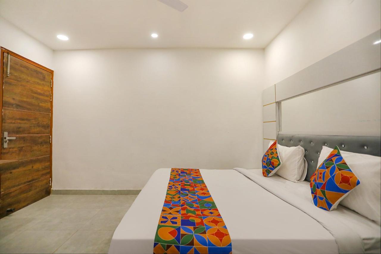 Fabexpress F9 Noida Sector 27 Hotel Exterior photo